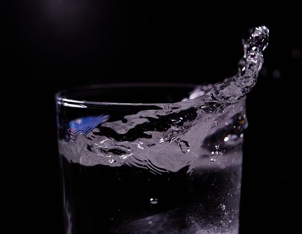 Woda oczyszczona oraz pozbawiona nadmiaru chloru i żelaza